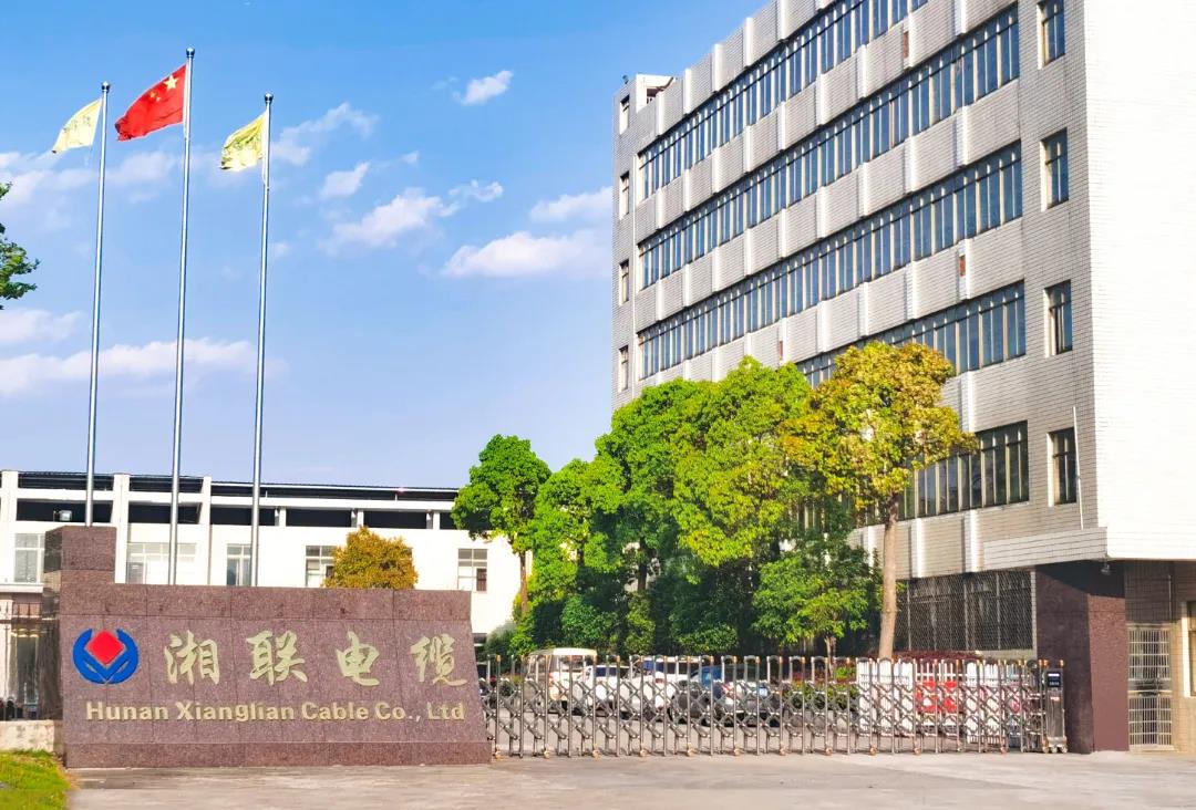 今日小雪，用一組湘聯(lián)小伙伴拍攝的美照來迎接廠區(qū)的冬天！